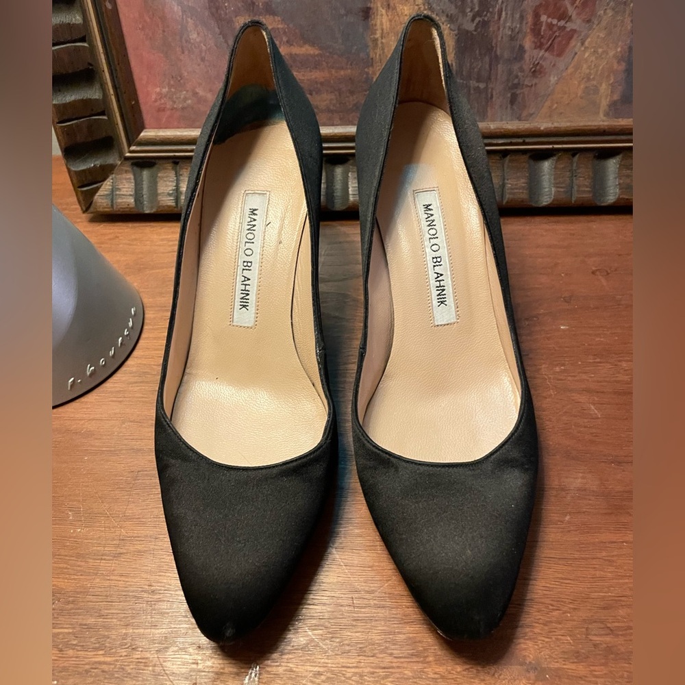 MANOLO BLAHNIK BLACK SATIN SEMI-ROUND TOE HEEL PUMP - Picture 2 of 11